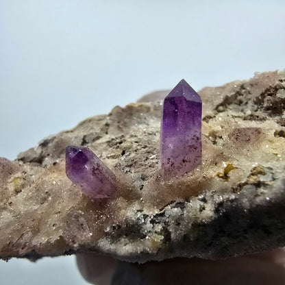 Große Phantom Amethyst mit rotem Hämatit auf Matrix Stufe Goboboseb, Namibia 106*43*29mm