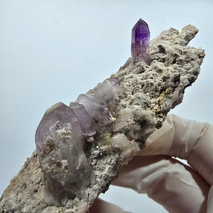 Große Phantom Amethyst mit rotem Hämatit auf Matrix Stufe Goboboseb, Namibia 106*43*29mm