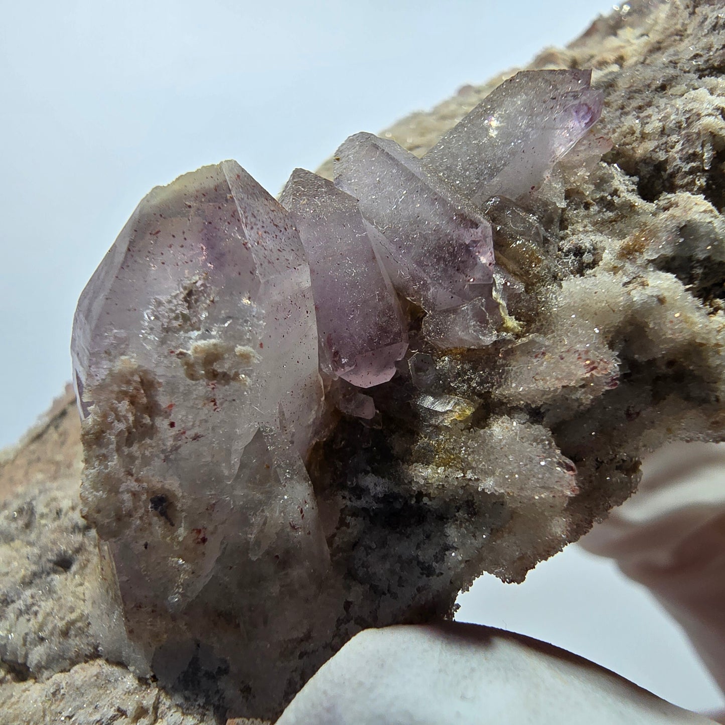 Große Phantom Amethyst mit rotem Hämatit auf Matrix Stufe Goboboseb, Namibia 106*43*29mm