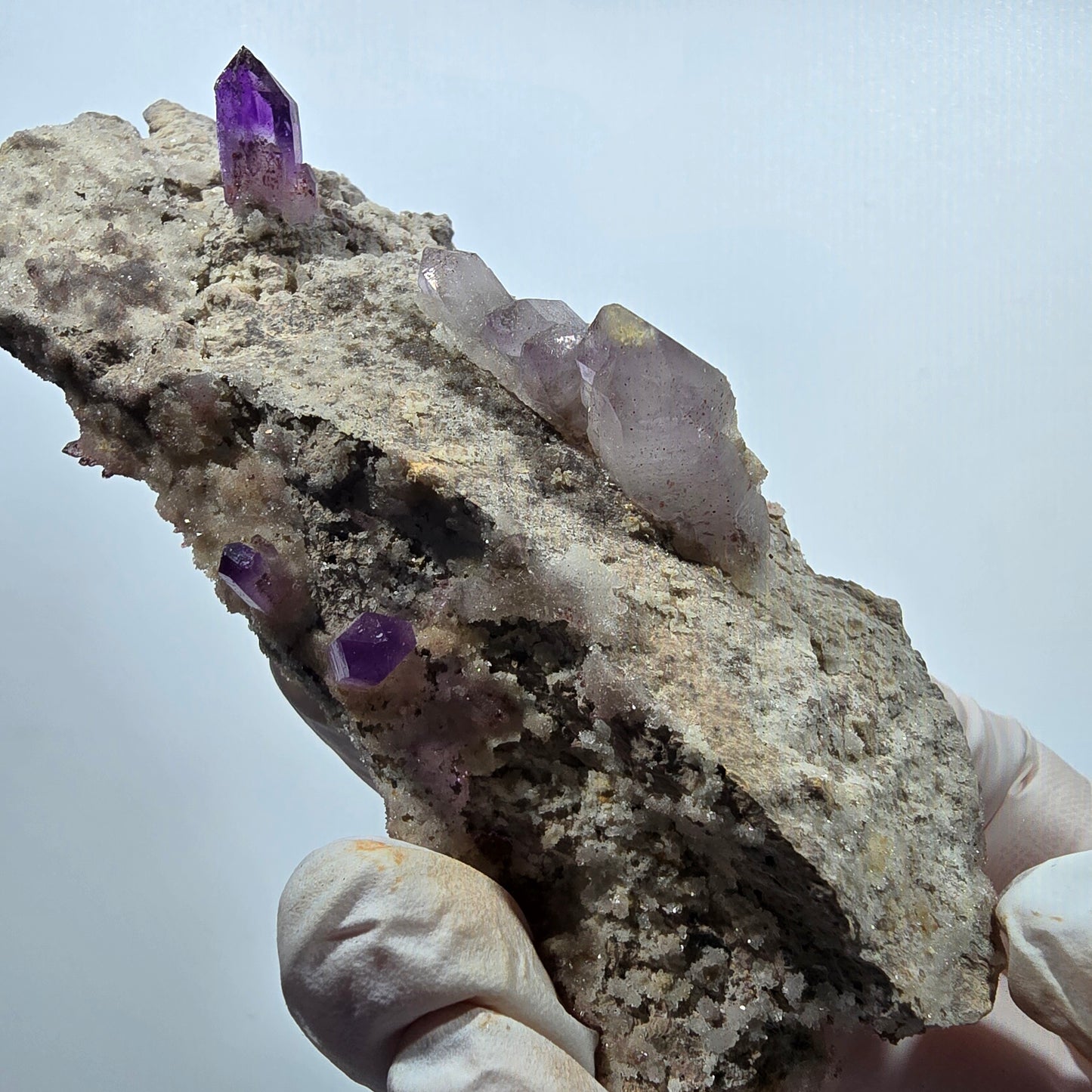 Große Phantom Amethyst mit rotem Hämatit auf Matrix Stufe Goboboseb, Namibia 106*43*29mm