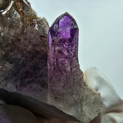 Seltene Phantom Amethyst mit rotem Hämatit auf Matrix Stufe Goboboseb, Namibia 79*30*32mm