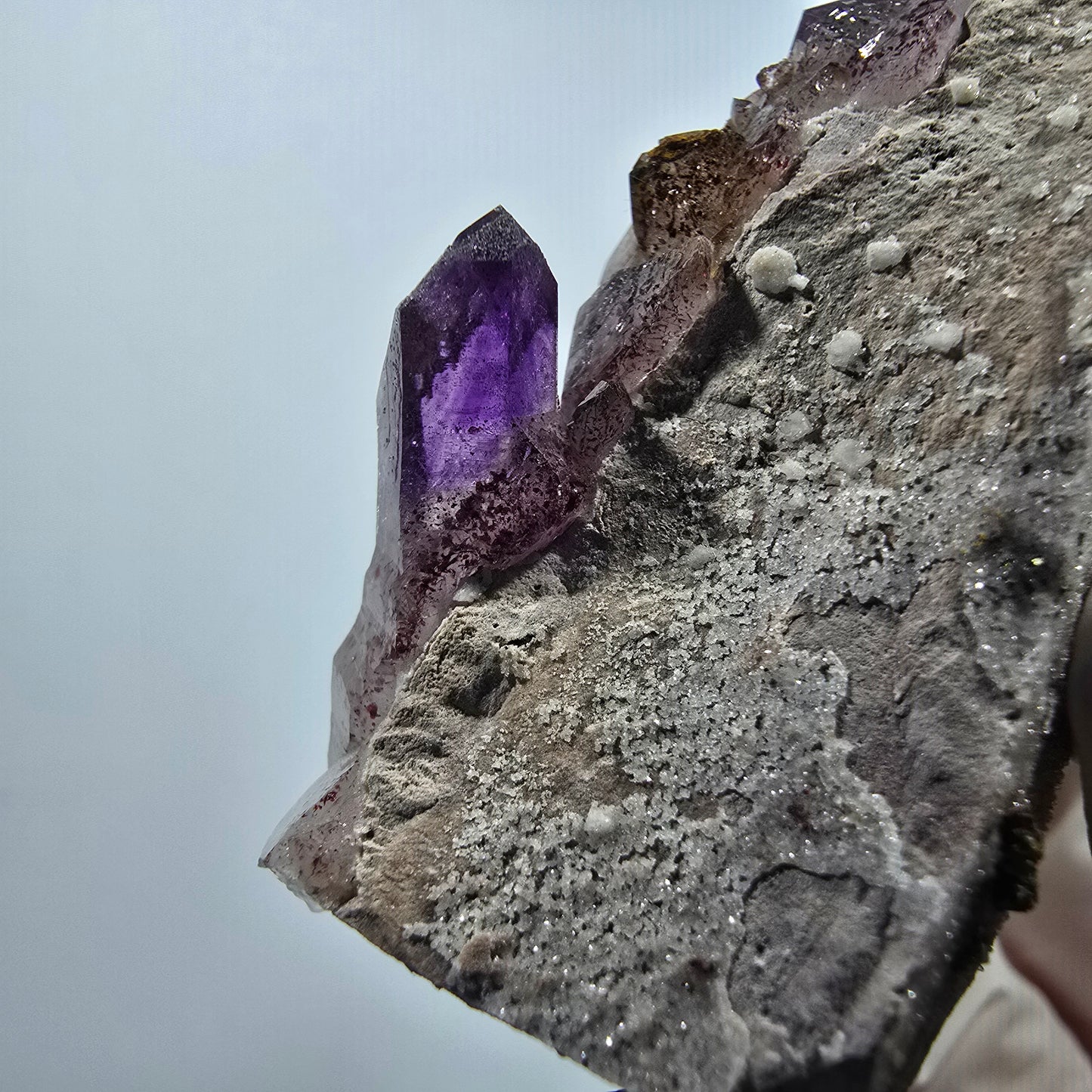 Seltene Phantom Amethyst mit rotem Hämatit auf Matrix Stufe Goboboseb, Namibia 79*30*32mm