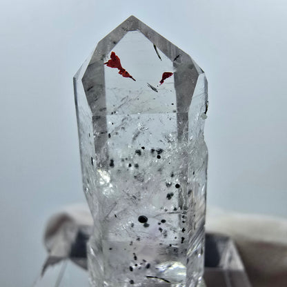 Pointe de quartz lémurien arlequin clair, mine de Streep, Goboboseb, Namibie, 33 x 14 x 10 mm 