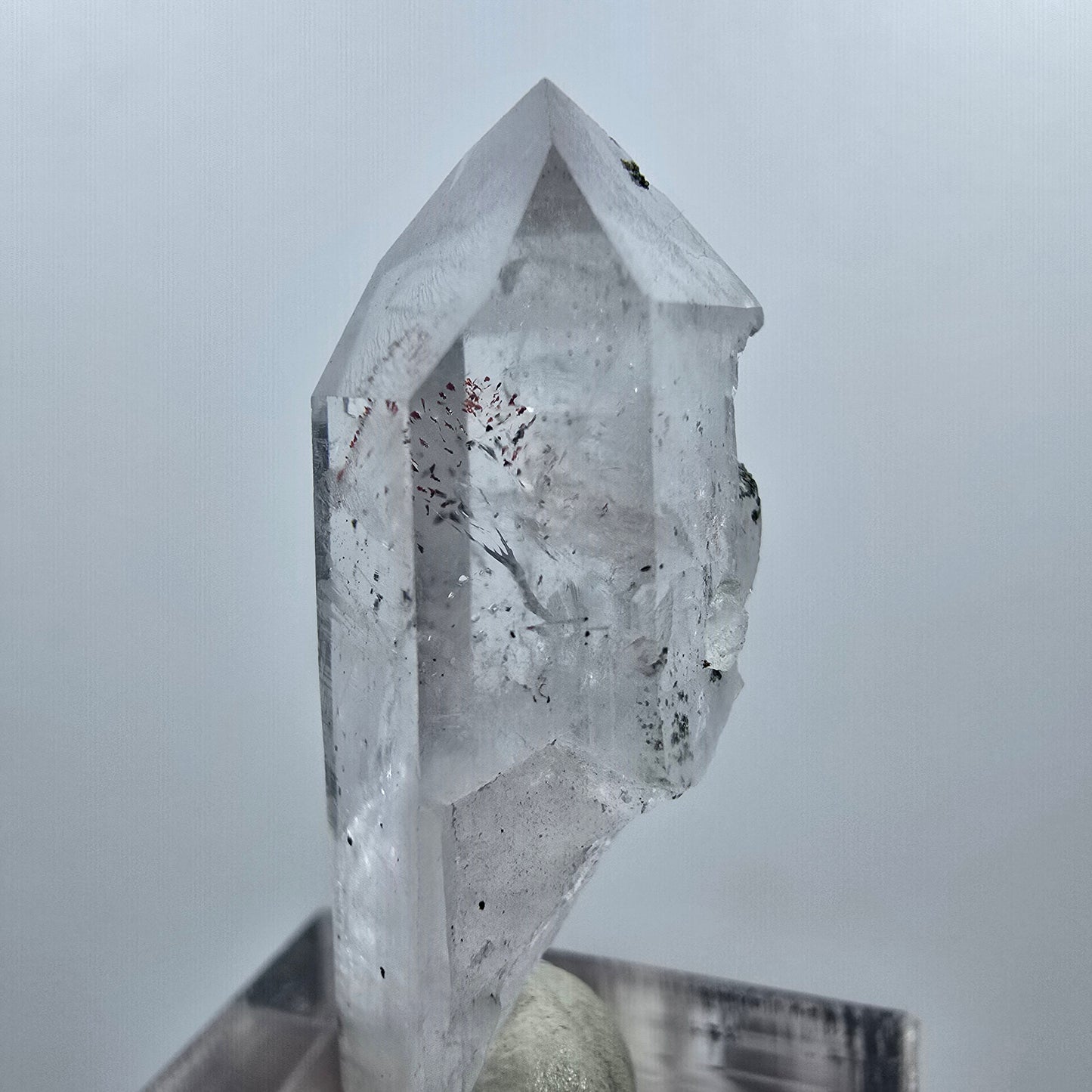 Pointe de quartz fantôme lémurien arlequin, mine de Streep, Goboboseb, Namibie, 37 x 16 x 11 mm 