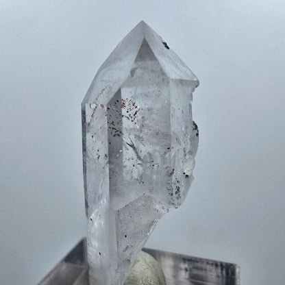 Pointe de quartz fantôme lémurien arlequin, mine de Streep, Goboboseb, Namibie, 37 x 16 x 11 mm 