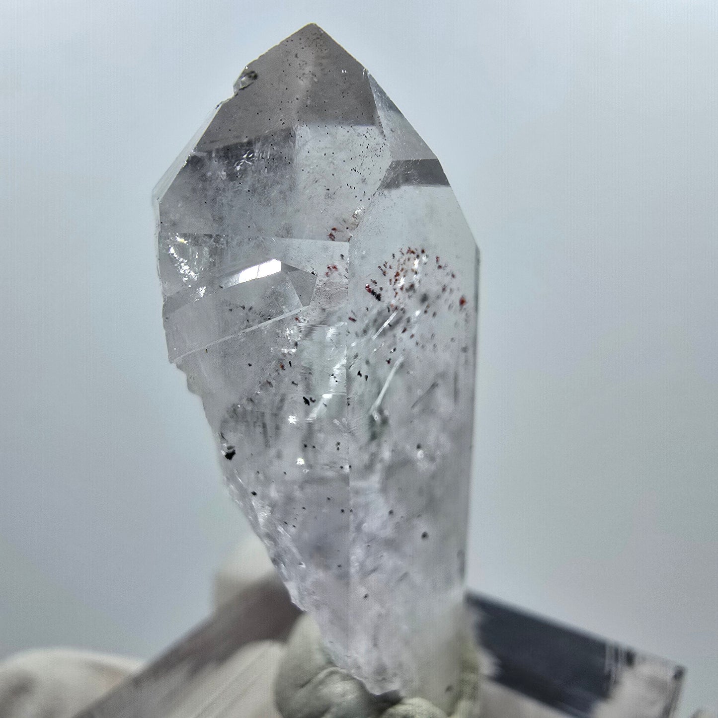 Pointe de quartz fantôme lémurien arlequin, mine de Streep, Goboboseb, Namibie, 37 x 16 x 11 mm 