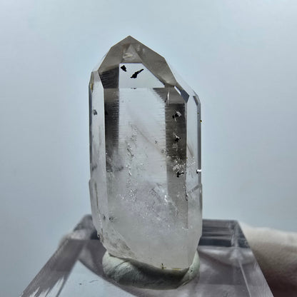Pointe de quartz fantôme lémurien arlequin, mine de Streep, Goboboseb, Namibie, 30 x 15 x 12 mm 