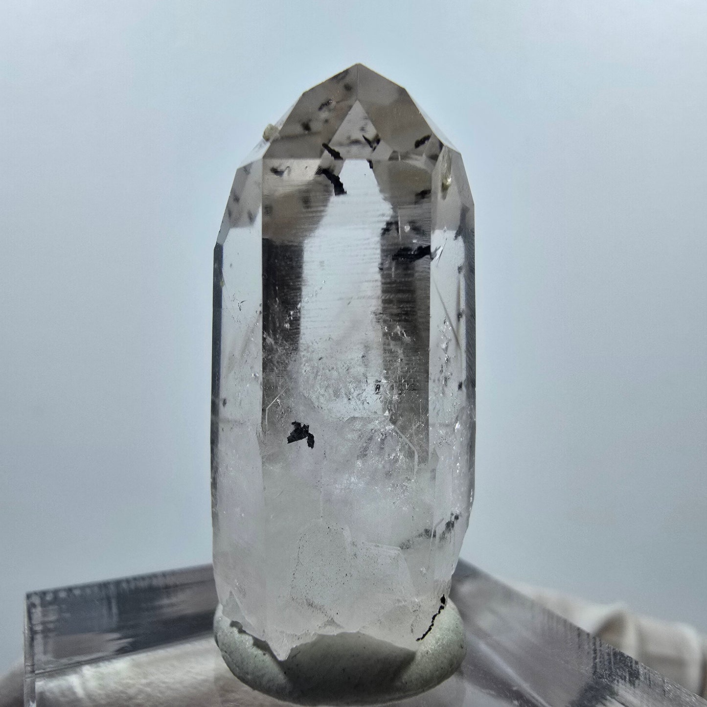 Pointe de quartz fantôme lémurien arlequin, mine de Streep, Goboboseb, Namibie, 30 x 15 x 12 mm 