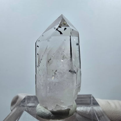 Pointe de quartz fantôme lémurien arlequin, mine de Streep, Goboboseb, Namibie, 30 x 15 x 12 mm 