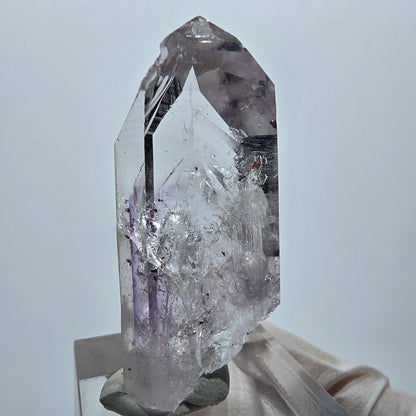 Enhydro Harlekin Phantom Amethyst, 1x Blase Streep Mine Goboboseb, Namibia 43*20*14mm