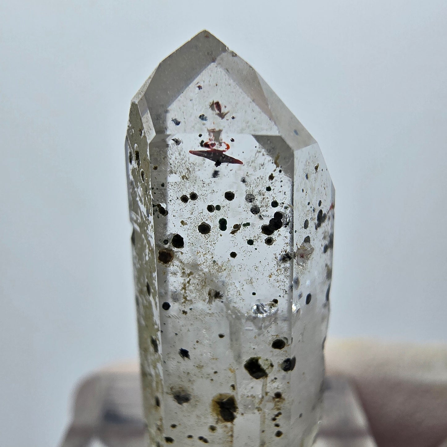 Klare Harlekin Hämatit Quarz Spitze Streep Mine Goboboseb, Namibia 34*12*9mm