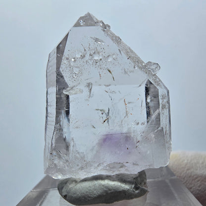 Harlekin Lemurian Phantom Amethyst mit Analcim Streep Mine Goboboseb, Namibia 32*23*12mm