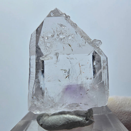 Harlekin Lemurian Phantom Amethyst mit Analcim Streep Mine Goboboseb, Namibia 32*23*12mm
