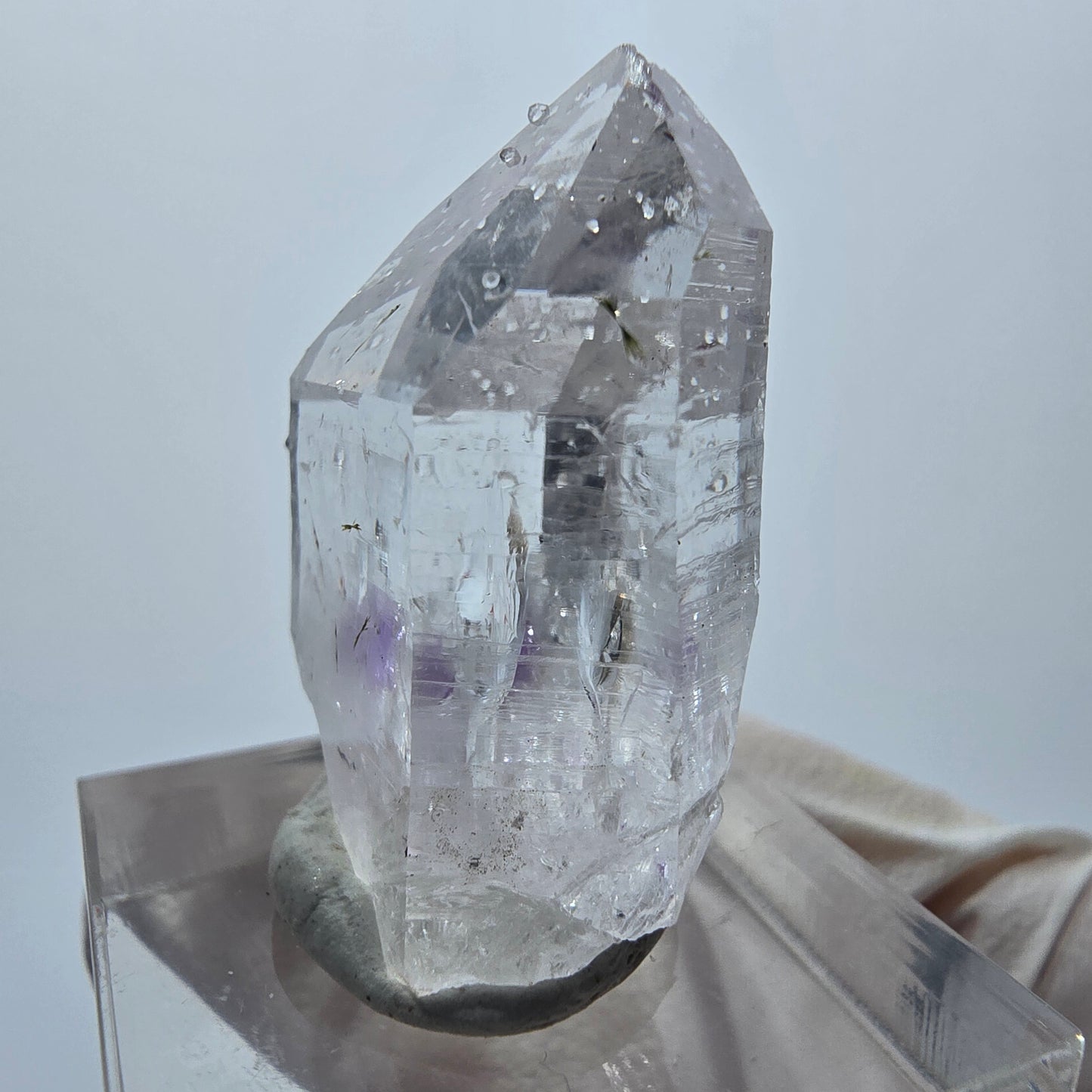 Harlekin Lemurian Phantom Amethyst mit Analcim Streep Mine Goboboseb, Namibia 32*23*12mm