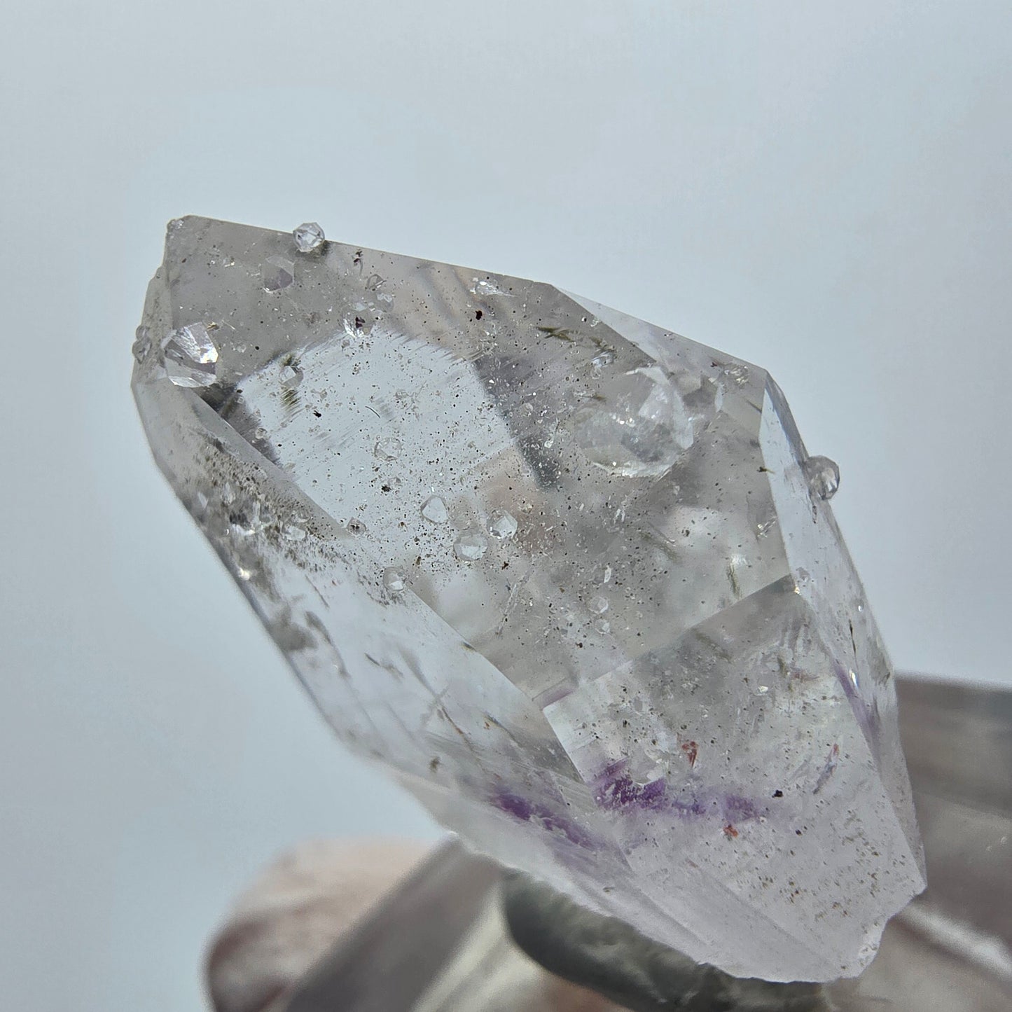 Harlekin Lemurian Phantom Amethyst mit Analcim Streep Mine Goboboseb, Namibia 32*23*12mm