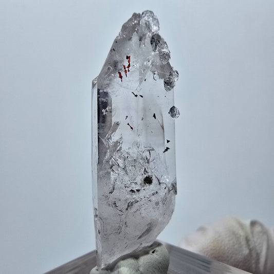 Harlekin Phantom Quarz mit Analcim Streep Mine Goboboseb, Namibia 40*13*12mm