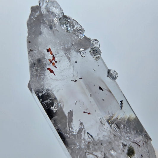 Harlekin Phantom Quarz mit Analcim Streep Mine Goboboseb, Namibia 40*13*12mm