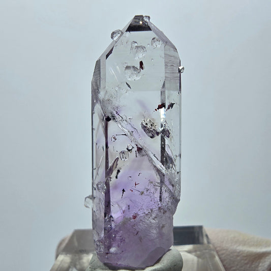 Harlekin Lemurian Phantom Amethyst mit Analcim Streep Mine Goboboseb, Namibia 39*15*10mm