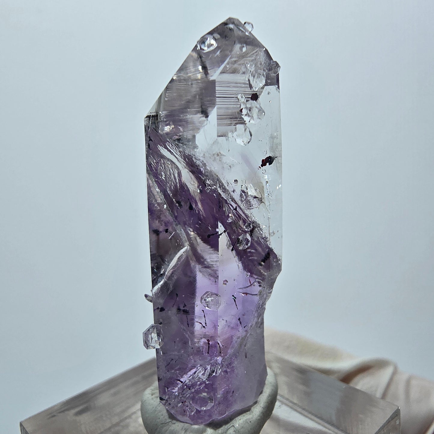 Harlekin Lemurian Phantom Amethyst mit Analcim Streep Mine Goboboseb, Namibia 39*15*10mm