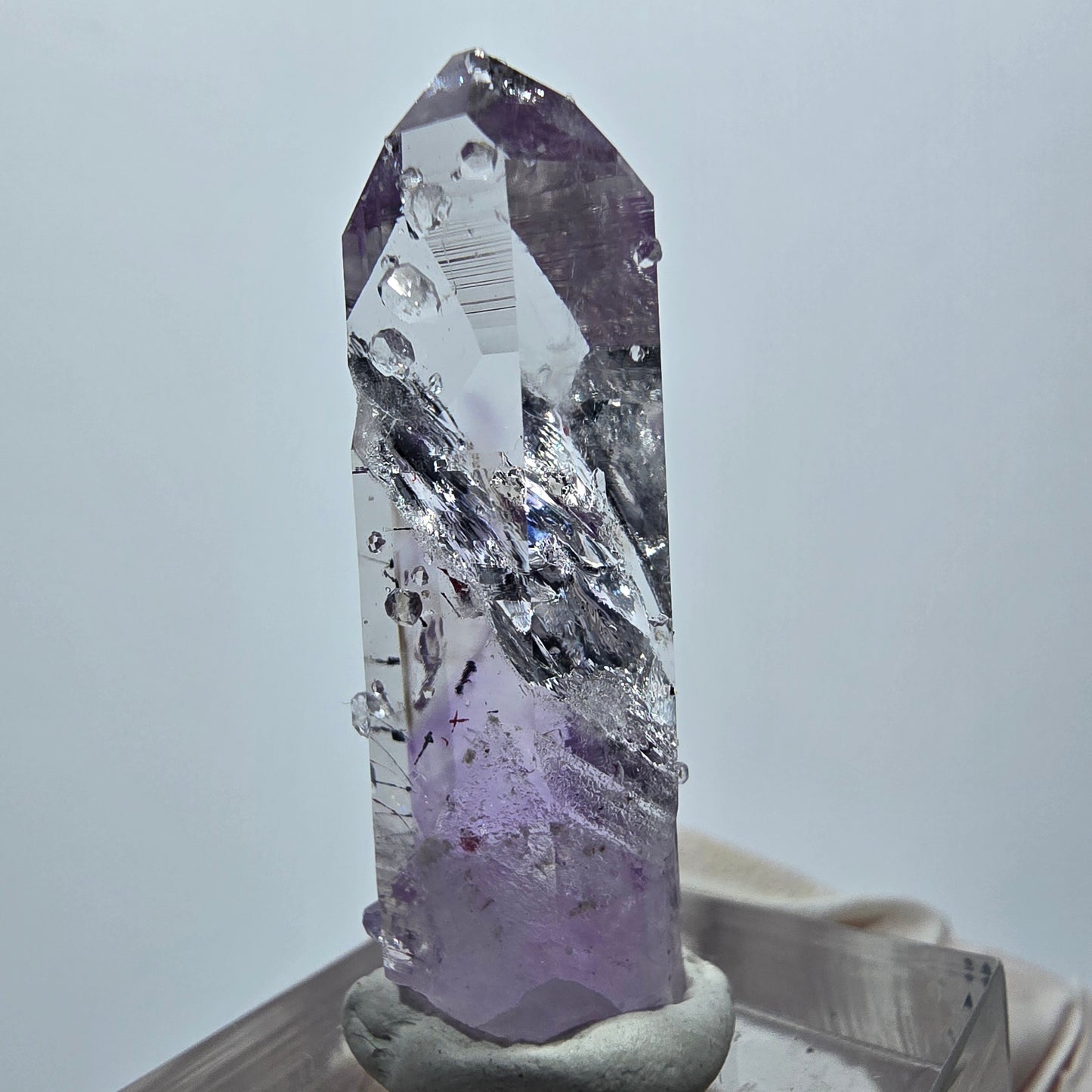 Harlekin Lemurian Phantom Amethyst mit Analcim Streep Mine Goboboseb, Namibia 39*15*10mm