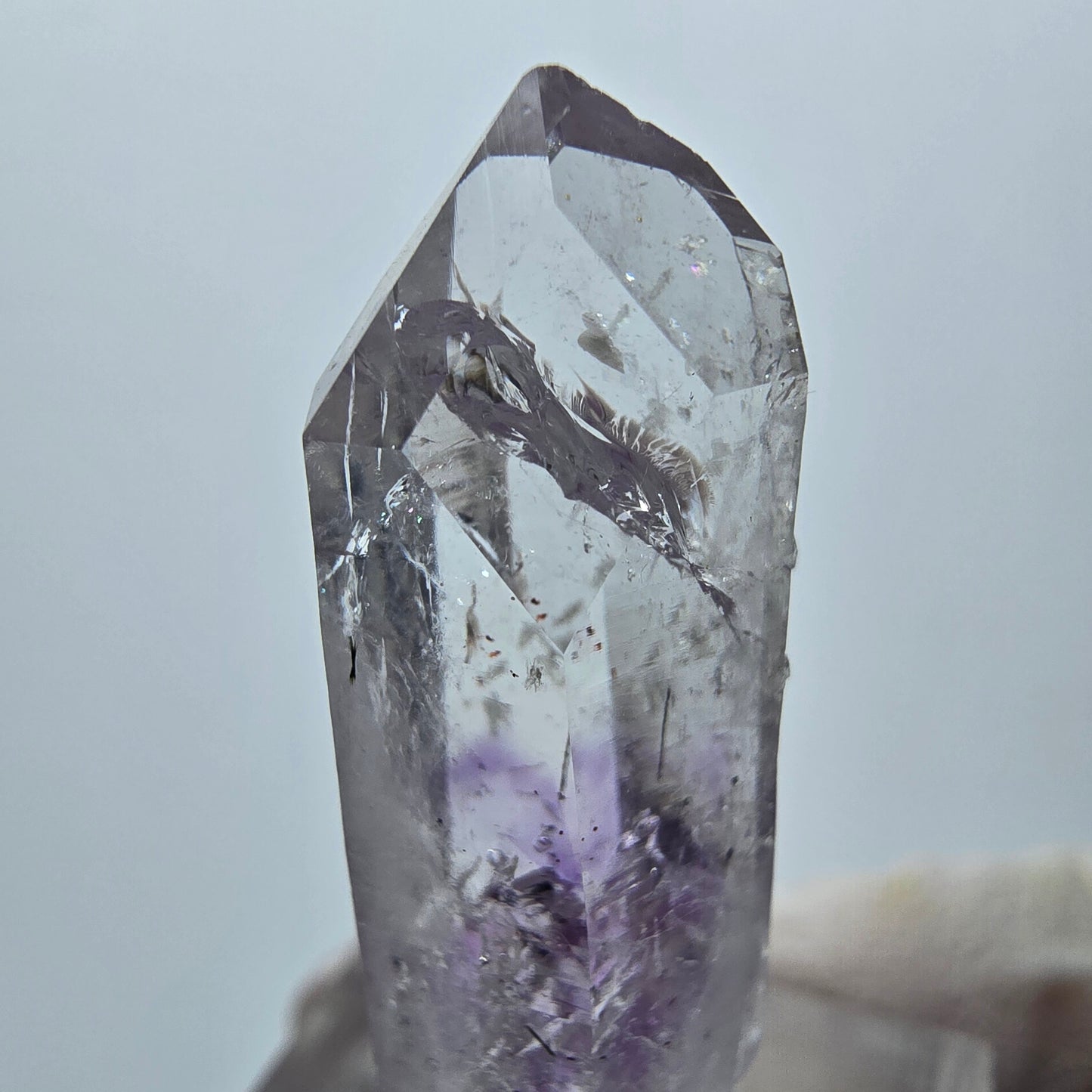 Harlekin Lemurian Phantom Amethyst mit Analcim Streep Mine Goboboseb, Namibia 39*12*10mm