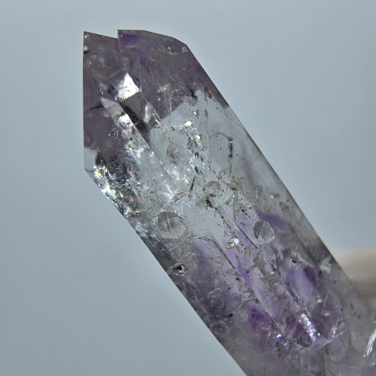 Harlekin Lemurian Phantom Amethyst mit Analcim Streep Mine Goboboseb, Namibia 39*12*10mm