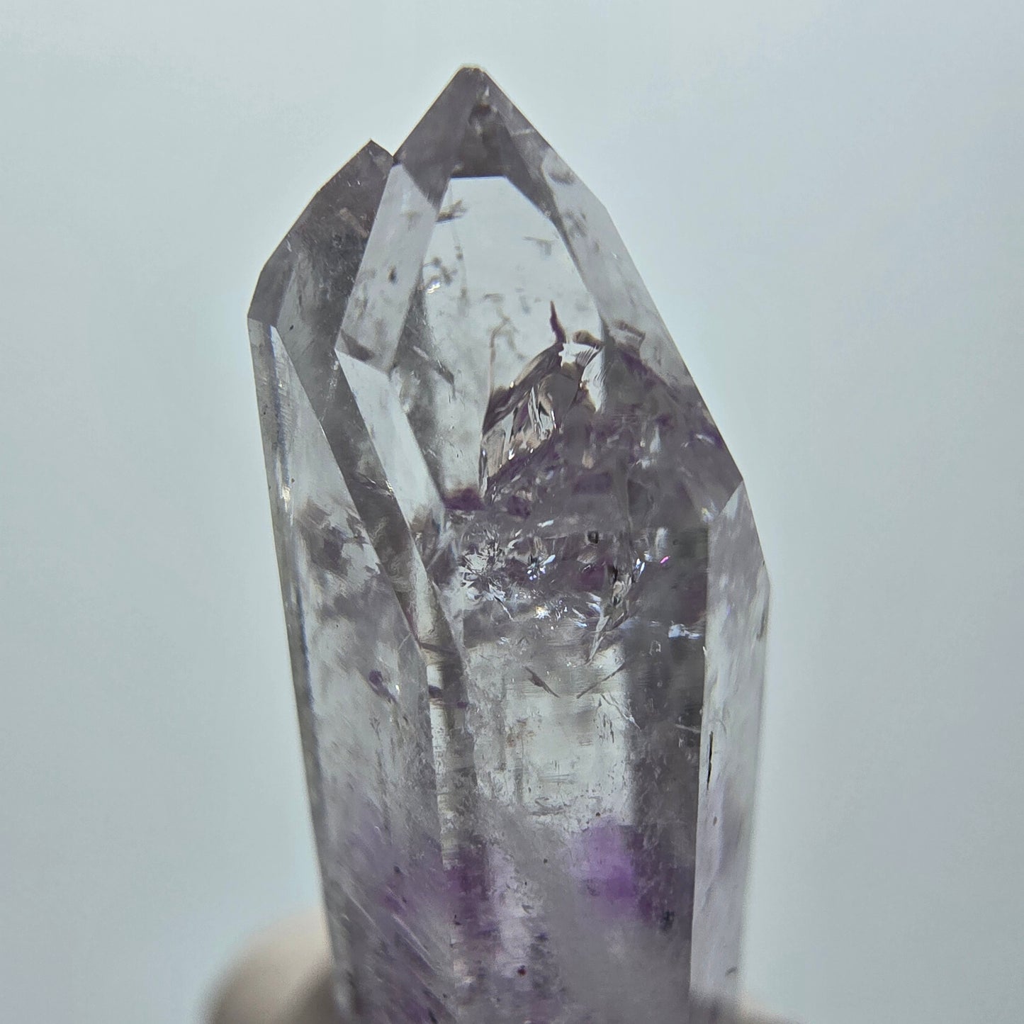 Harlekin Lemurian Phantom Amethyst mit Analcim Streep Mine Goboboseb, Namibia 39*12*10mm