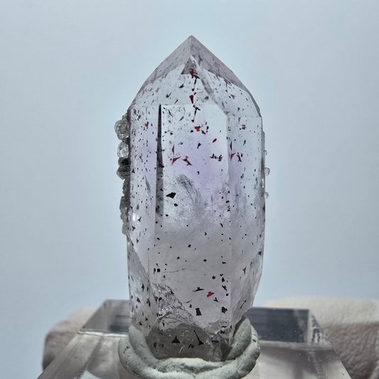 Harlekin Lemurian Phantom Amethyst mit Analcim Streep Mine Goboboseb, Namibia 32*15*14mm