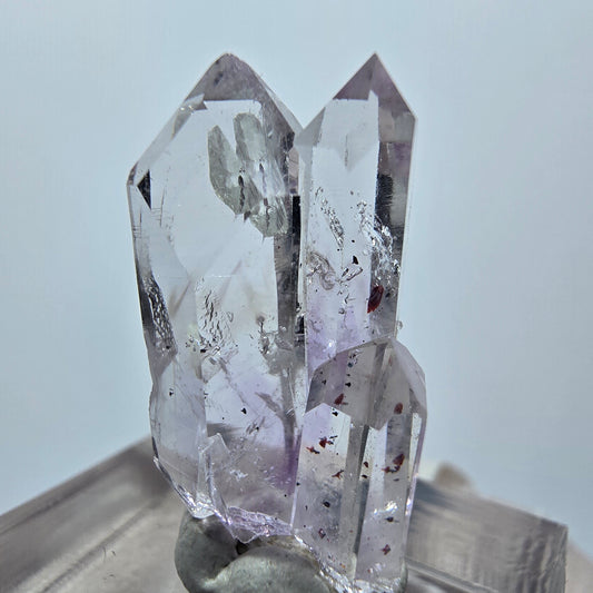 Améthyste lémurienne arlequin avec stries de préhnite, mine de Goboboseb, Namibie, 25 x 13 x 13 mm 