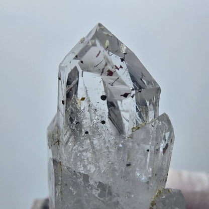 Améthyste lémurienne arlequin avec stries de préhnite, mine de Goboboseb, Namibie, 33 x 18 x 13 mm 