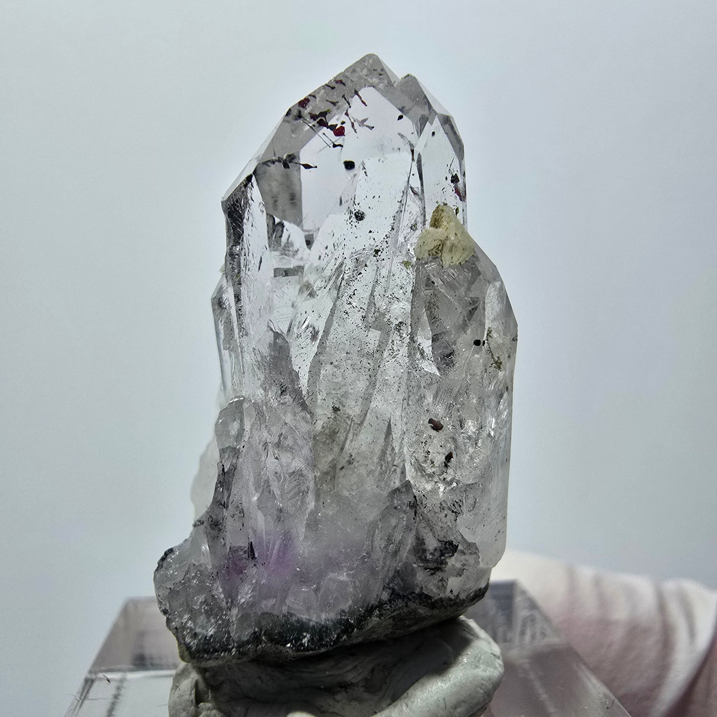 Améthyste lémurienne arlequin avec stries de préhnite, mine de Goboboseb, Namibie, 33 x 18 x 13 mm 