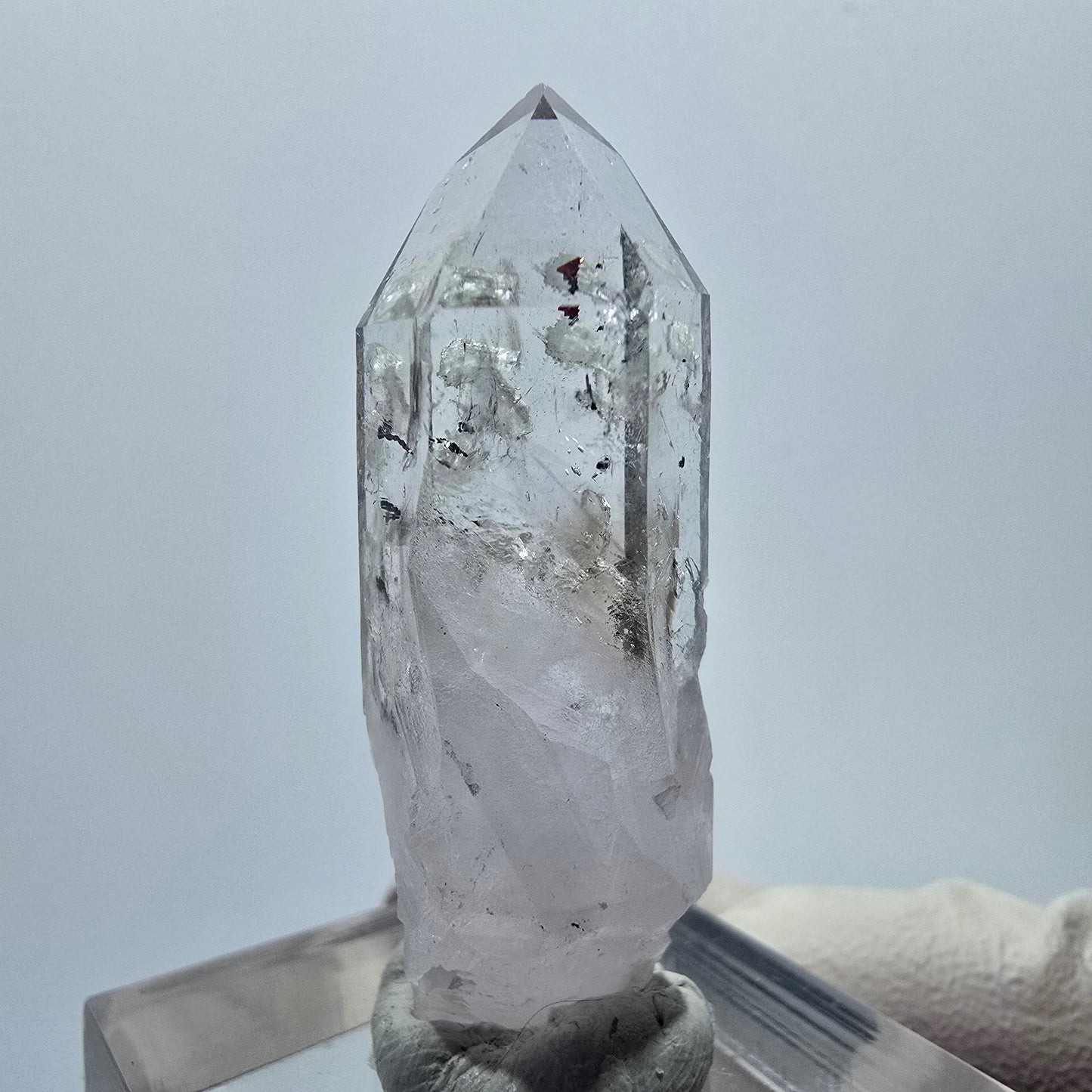 Améthyste lémurienne arlequin avec stries de préhnite, mine de Goboboseb, Namibie, 39 x 12 x 12 mm 