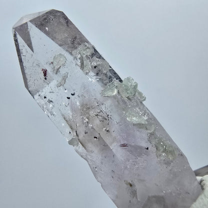 Améthyste lémurienne arlequin avec stries de préhnite, mine de Goboboseb, Namibie, 39 x 12 x 12 mm 