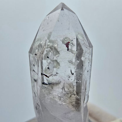 Améthyste lémurienne arlequin avec stries de préhnite, mine de Goboboseb, Namibie, 39 x 12 x 12 mm 