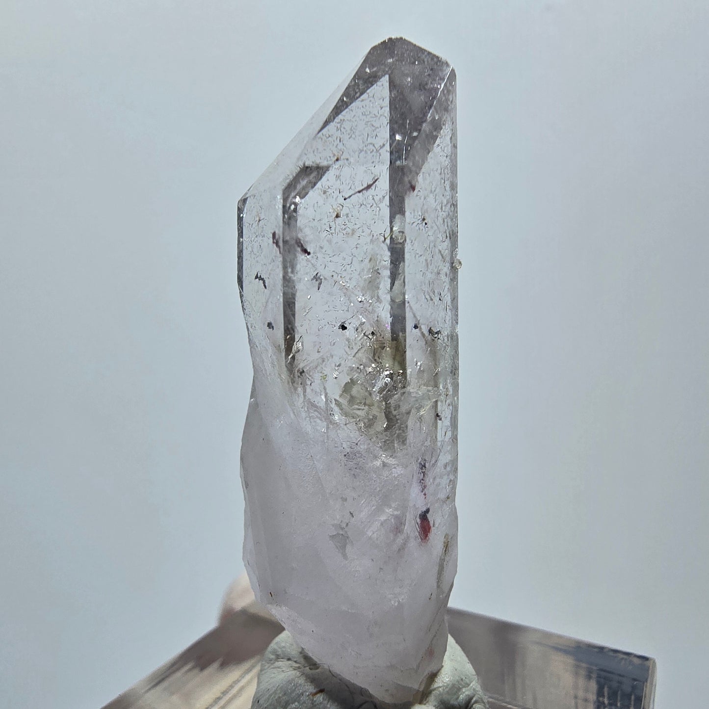 Améthyste lémurienne arlequin avec stries de préhnite, mine de Goboboseb, Namibie, 39 x 12 x 12 mm 