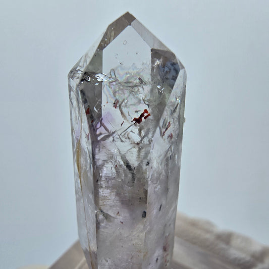 Améthyste fantôme lémurienne arlequin avec stries de préhnite, mine de Goboboseb, Namibie, 38 x 14 x 13 mm 