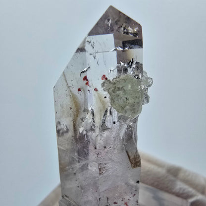 Améthyste fantôme lémurienne arlequin avec stries de préhnite, mine de Goboboseb, Namibie, 38 x 14 x 13 mm 