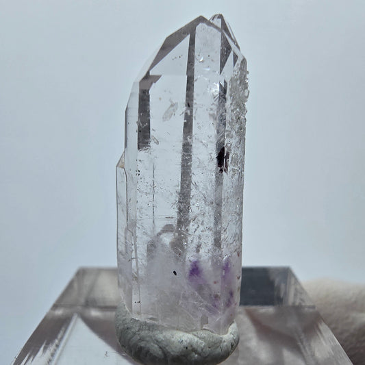 Améthyste fantôme lémurienne arlequin avec stries de préhnite, mine de Goboboseb, Namibie, 27 x 11 x 8 mm 