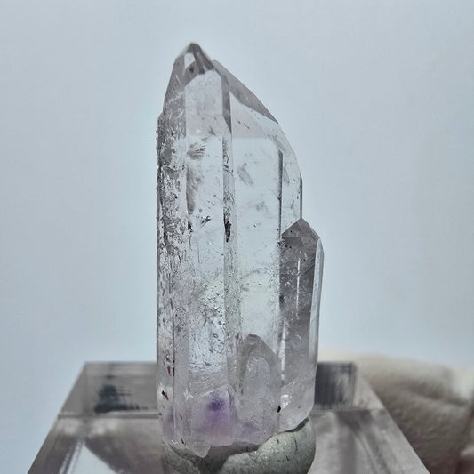 Améthyste fantôme lémurienne arlequin avec stries de préhnite, mine de Goboboseb, Namibie, 27 x 11 x 8 mm 