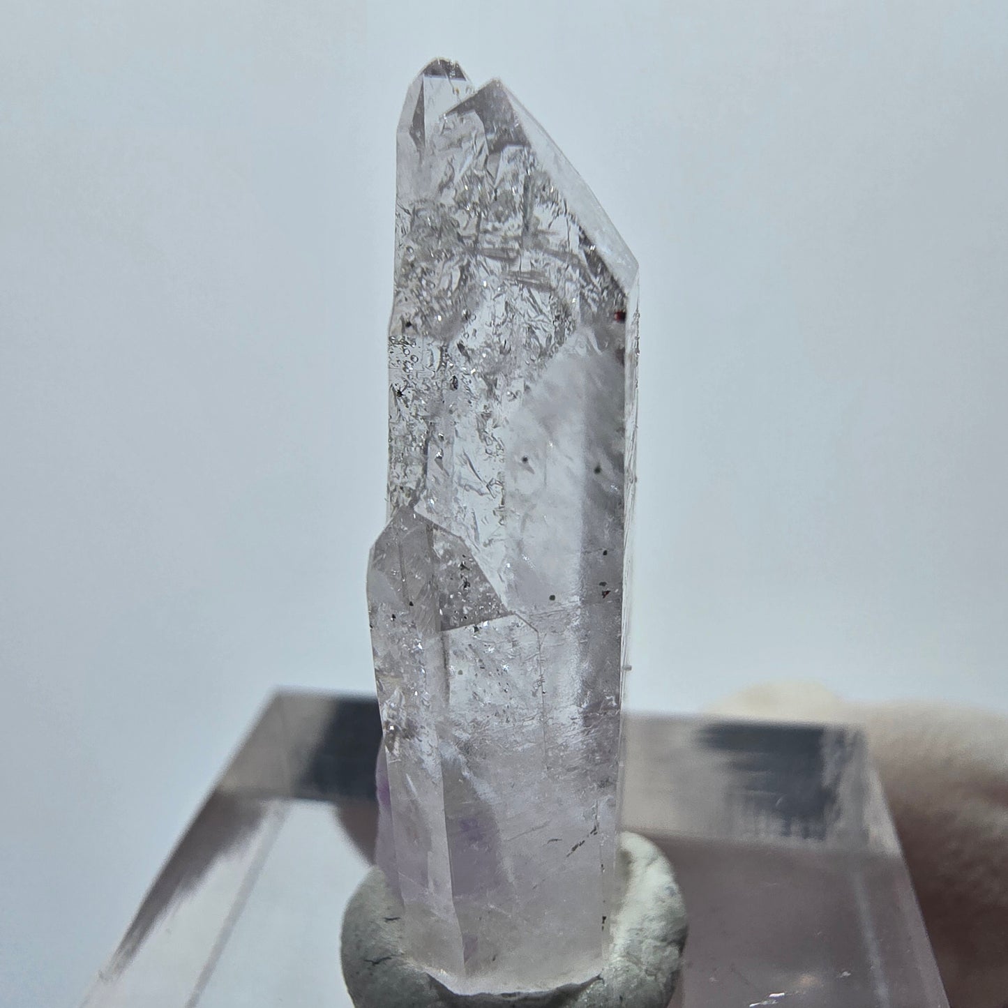 Améthyste fantôme lémurienne arlequin avec stries de préhnite, mine de Goboboseb, Namibie, 27 x 11 x 8 mm 