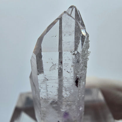 Améthyste fantôme lémurienne arlequin avec stries de préhnite, mine de Goboboseb, Namibie, 27 x 11 x 8 mm 