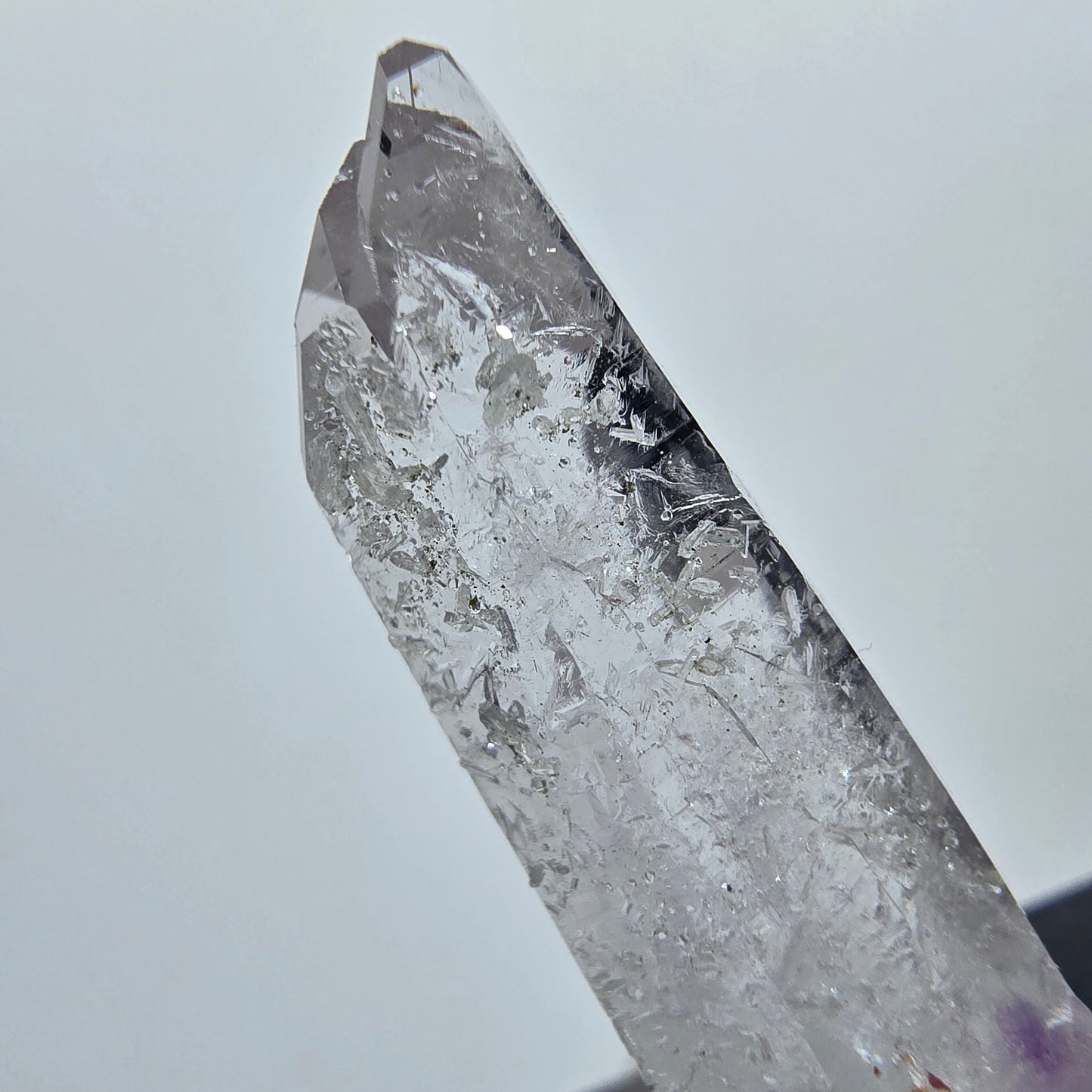 Améthyste fantôme lémurienne arlequin avec stries de préhnite, mine de Goboboseb, Namibie, 27 x 11 x 8 mm 