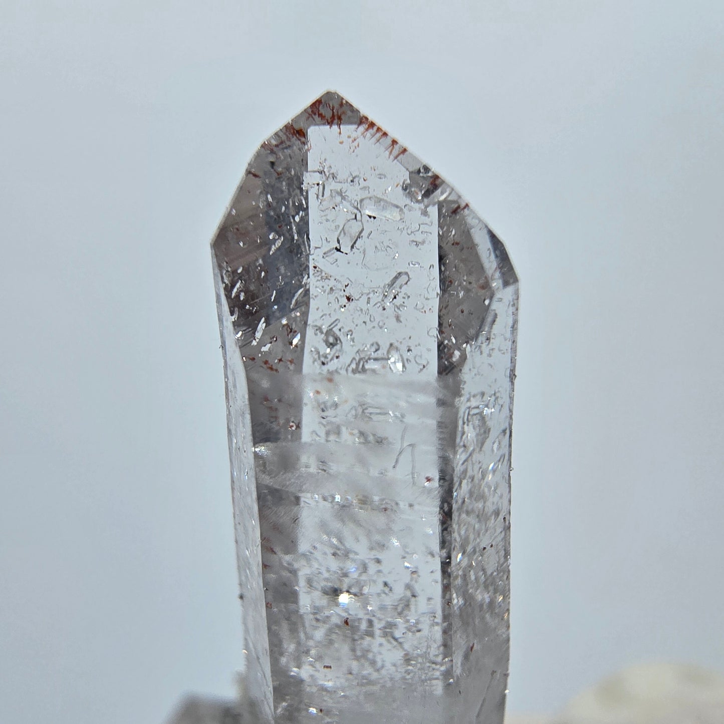 Harlekin Quarz, Calcit mit Matrix Stufe Streep Mine Goboboseb, Namibia 33*27*14mm