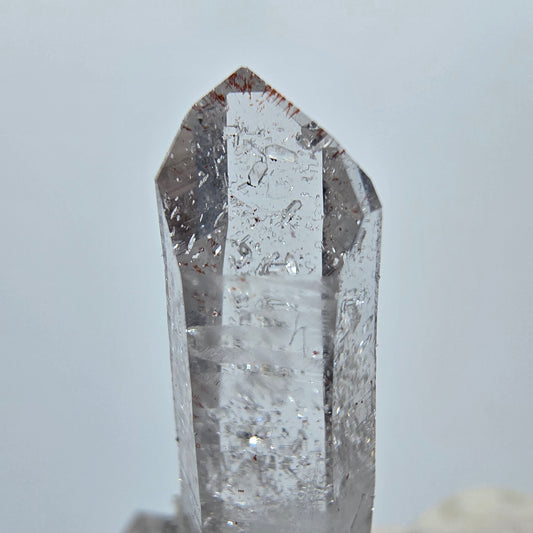 Harlekin Quarz, Calcit mit Matrix Stufe Streep Mine Goboboseb, Namibia 33*27*14mm