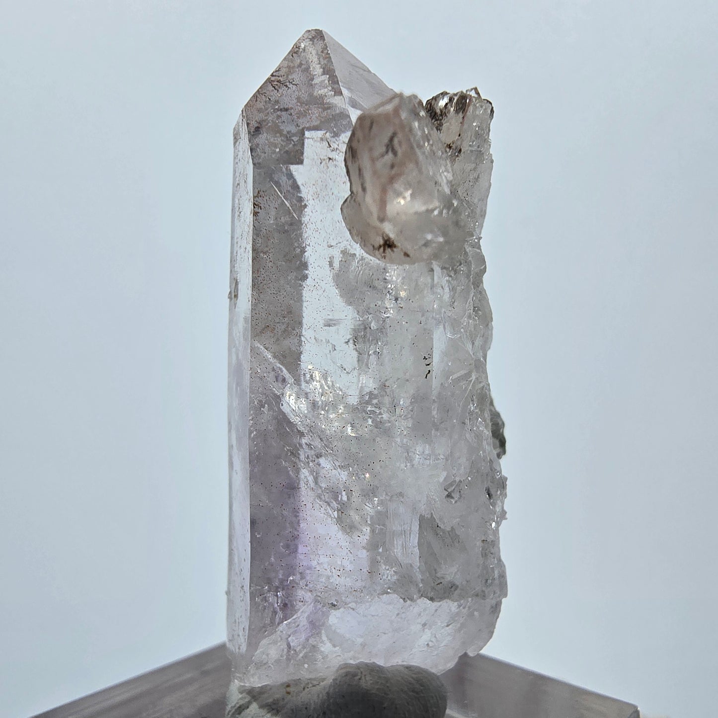 Lemurian Phantom Amethyst mit Hämatit Spitze Streep Mine Goboboseb, Namibia 44*26*18mm