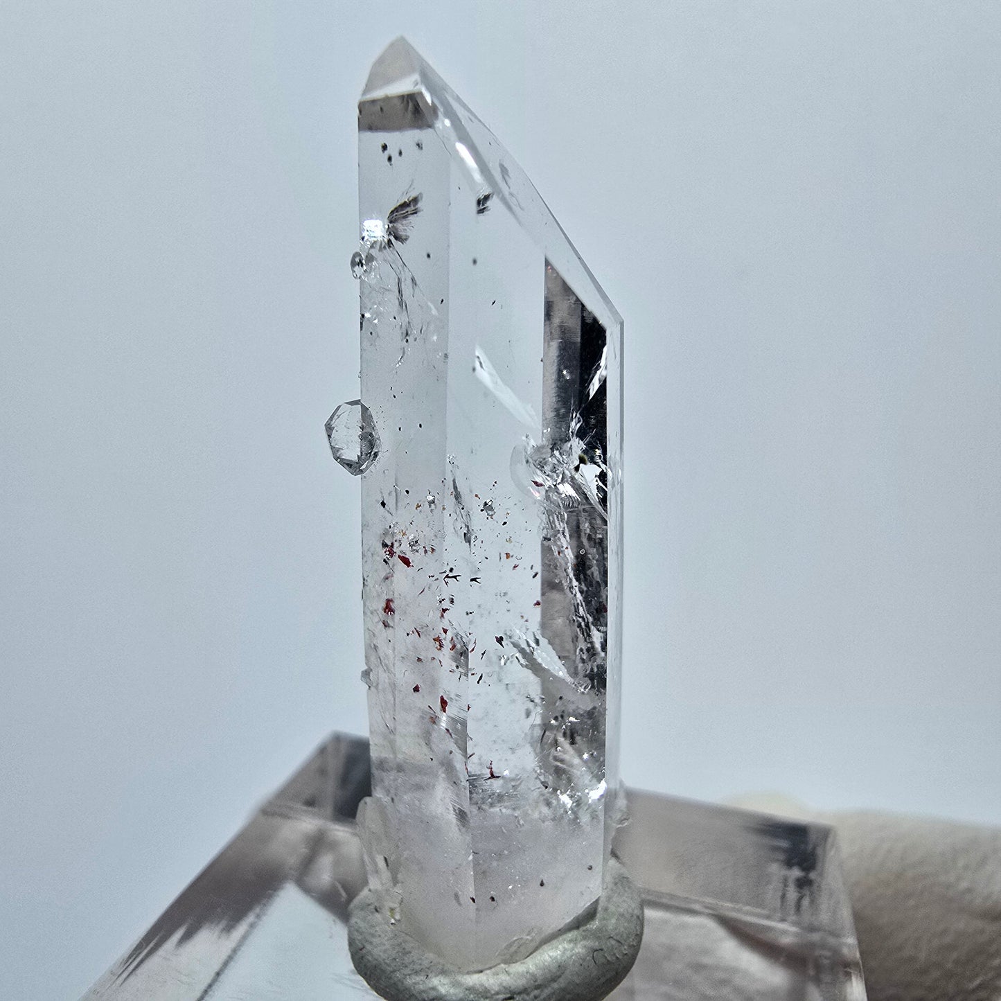 Quartz fantôme arlequin avec strie d'analcim, mine de Goboboseb, Namibie, 35 x 10 x 10 mm 