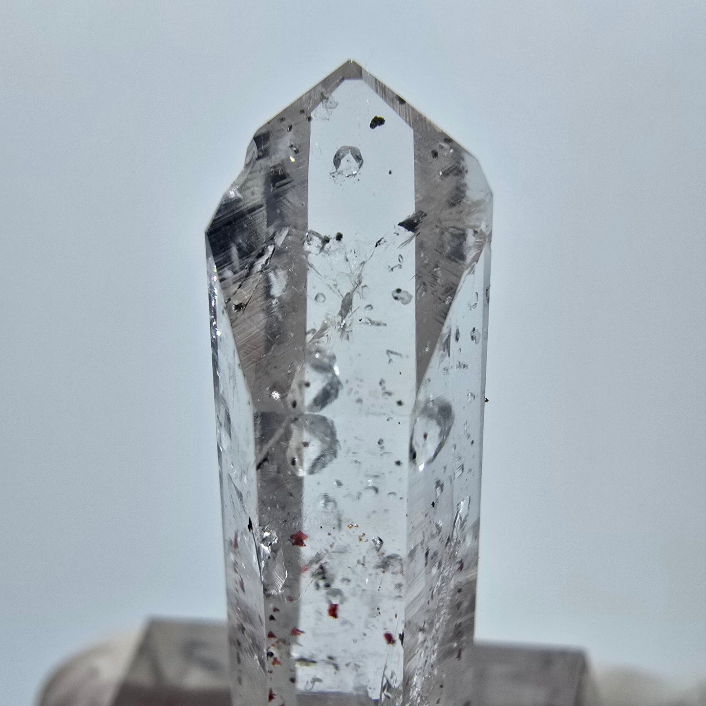 Quartz fantôme arlequin avec strie d'analcim, mine de Goboboseb, Namibie, 35 x 10 x 10 mm 