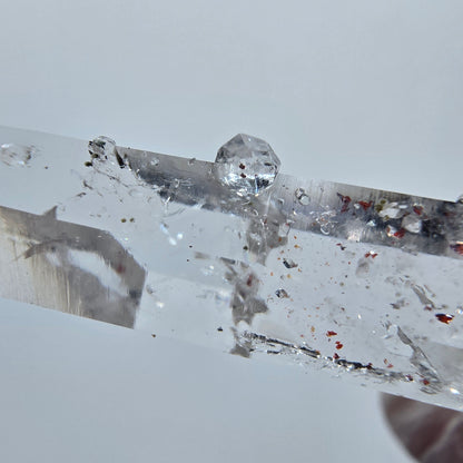 Quartz fantôme arlequin avec strie d'analcim, mine de Goboboseb, Namibie, 35 x 10 x 10 mm 