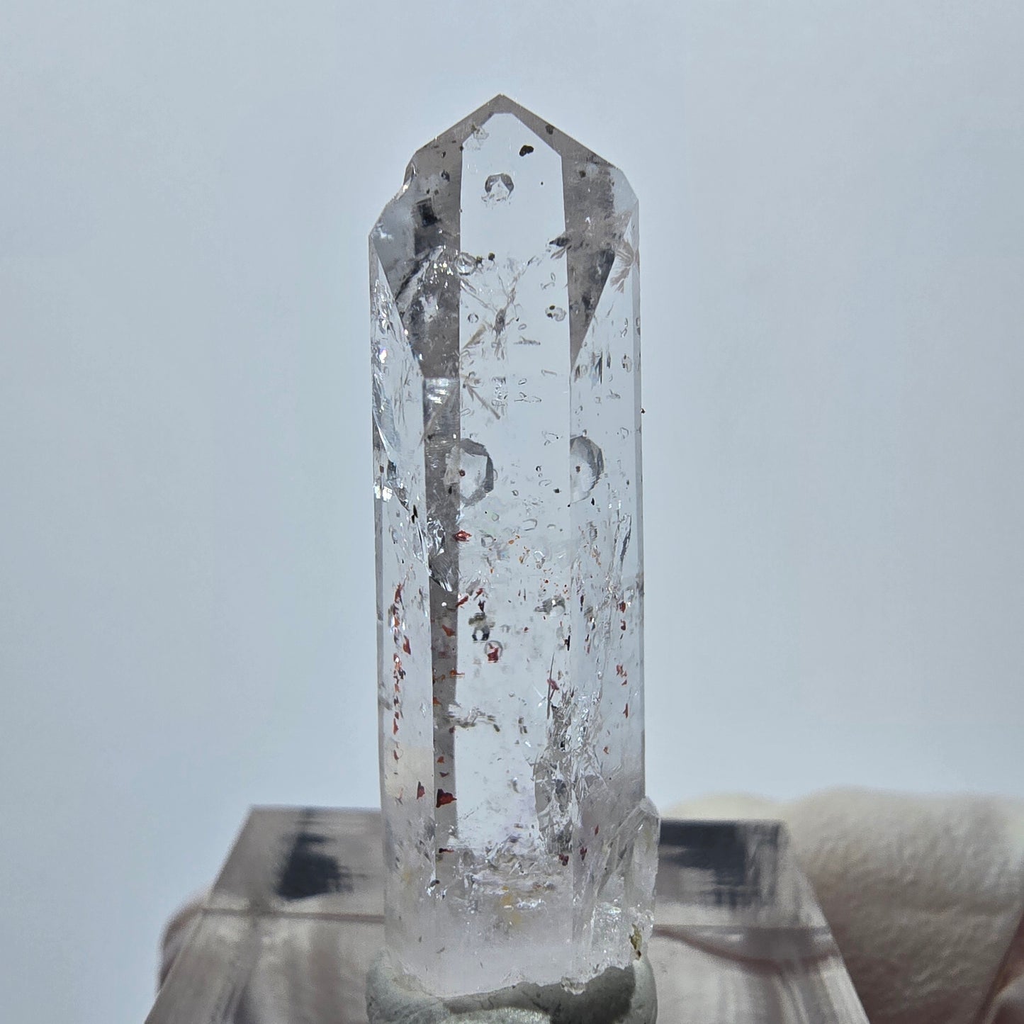 Quartz fantôme arlequin avec strie d'analcim, mine de Goboboseb, Namibie, 35 x 10 x 10 mm 
