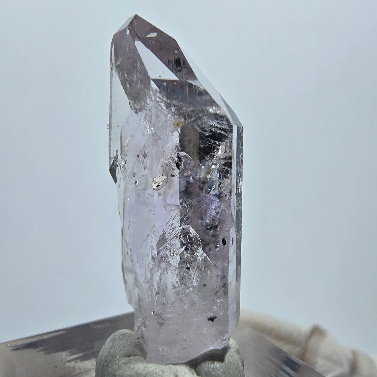 Lemurian Phantom Amethyst mit Analcim, Hämatit Streep Mine Goboboseb, Namibia 34*15*7mm
